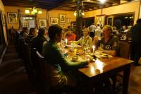 un grupo de personas sentadas en una mesa en un restaurante en Hacienda Leito, en Patate