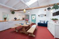 A kitchen or kitchenette at White Jasmine Cottage