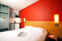 Ein Bett oder Betten in einem Zimmer der Unterkunft S&eacute;jours &amp; Affaires Lyon Saxe-Gambetta