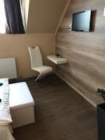 Televízia a/alebo spoločenská miestnosť v ubytovaní Abszolút Hotel és Panzió