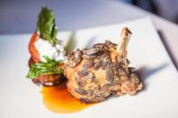 un morceau de viande sur une assiette blanche avec de la nourriture dans l'établissement Villa Il Palagio, à Rignano sullʼArno