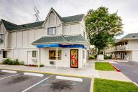 Un edificio blanco con una puerta roja en una calle. en Motel 6-Wheat Ridge, CO - West - Denver North, en Wheat Ridge