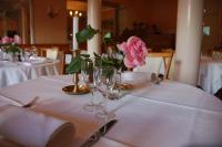 Un restaurante u otro lugar para comer en Logis Hôtel Regina