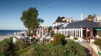 ein Gebäude am Strand mit dem Meer im Hintergrund in der Unterkunft Meduza Hotel &amp; Spa in Mielno