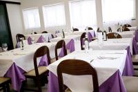 Reštaurácia alebo iné gastronomické zariadenie v ubytovaní Hotel Blues
