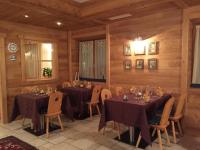 un restaurant avec des tables et des chaises dans une salle dans l'établissement Hotel Ariston ***S, à Madonna di Campiglio