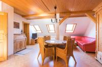 comedor con mesa y sofá rojo en Apartments Ilmtal-Jena, en Jena