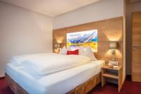 A bed or beds in a room at Landhaus & Appartementhaus Haussteiner