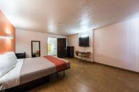 una habitación de hotel con una cama y un escritorio en Motel 6-Uvalde, TX, en Uvalde