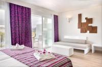Postel nebo postele na pokoji v ubytování Mar Hotels Playa de Muro Suites