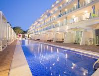 Bazén v ubytování Mar Hotels Playa de Muro Suites nebo v jeho okolí