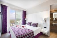 Postel nebo postele na pokoji v ubytování Mar Hotels Playa de Muro Suites