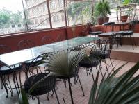 uma fileira de mesas e cadeiras em um restaurante em The Boudha Inn em Catmandu