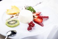 een bord groenten en fruit op een tafel bij Turmhotel Gschwendt in Valle Di Casies