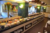 ein Buffet mit vielen verschiedenen Speisen in der Unterkunft Hotel San Marcos Grand in Culiacán Rosales