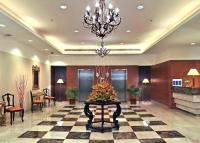 ターネーにあるFortune Park Lake City, Thane - Member ITC Hotels&#39; Groupのロビー(テーブル、シャンデリア付)