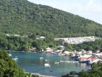 Una vista de un puerto con barcos en el agua. en La Baie du Bonheur, en Deshaies