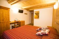 A bed or beds in a room at Hotel Restaurant La Barme