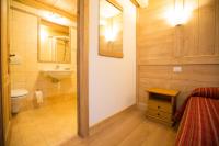 A bathroom at Hotel Restaurant La Barme