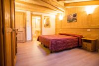 A bed or beds in a room at Hotel Restaurant La Barme