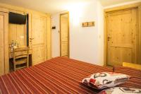 A bed or beds in a room at Hotel Restaurant La Barme