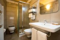 A bathroom at Hotel Restaurant La Barme