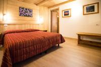 A bed or beds in a room at Hotel Restaurant La Barme