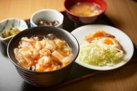ホテルの敷地内または近くでの食事または食べ物