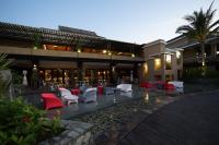 un edificio con un montón de sillas y mesas en BE Grand Resort, Bohol, en Panglao