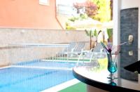 Bazén v ubytování Belle Ocean Apart Otel nebo v jeho okolí