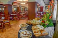 una mesa llena de diferentes tipos de pan y repostería en Hotel Las Americas, en Guatemala