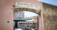 サヴォーナにあるHotel Giardino del Soleの建物の看板入口