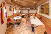 uma vista aérea de um restaurante com mesas e cadeiras em Hotel Wasserfall - including Summercard em Fusch an der Glocknerstraße