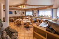 uma vista aérea de um restaurante com mesas e cadeiras em Hotel Wasserfall - including Summercard em Fusch an der Glocknerstraße