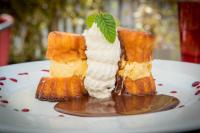 - une assiette blanche avec trois desserts dans l'établissement Logis Hôtels - Hôtel et Restaurant Les Cordeliers, à Casteljaloux