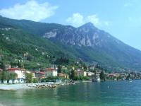 una ciudad a orillas de un lago con una montaña en Hotel Lido, en Gargnano