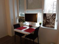 Televízia a/alebo spoločenská miestnosť v ubytovaní Haustor Apartments