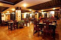 uma sala de jantar com mesas e cadeiras em um restaurante em Hotel Heritage em Bhaktapur