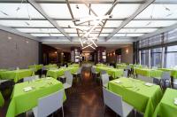 a dining room with green tables and chairs at RMH MODENA DES ARTS in Modena