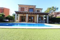 Basen w obiekcie Villa Puerto Adriano lub w pobliżu