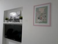 Televízia a/alebo spoločenská miestnosť v ubytovaní Haustor Apartments