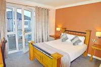 Un dormitorio con una cama y una ventana grande. en Dovedale Hotel and Restaurant, en Cleethorpes