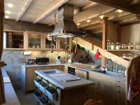 una cocina con fregadero y estufa horno superior en Le grenier des rêves, en Les Deux Alpes