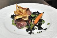 une plaque de nourriture contenant de la viande et des légumes dans l'établissement Logis Hôtel Restaurant Du Labrador, à Saint-Benoît-sur-Loire