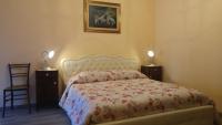 A bed or beds in a room at Al Pic de Corone