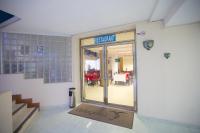 Una entrada a un restaurante con una puerta de cristal. en Hotel Principe, en Chetumal