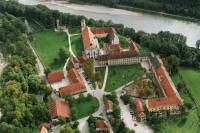 una vista aérea de una finca con un gran edificio en Klostergasthof Raitenhaslach, en Burghausen
