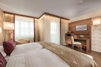 A bed or beds in a room at Hotel Bismarck