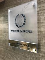 Best Western Royal Hotelに飾ってある許可証、賞状、看板またはその他の書類