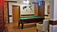 Biliardový stôl v ubytovaní Etno Garden Exclusive Rooms